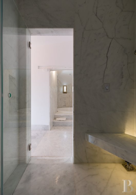 A proximité de Lisbonne, à l’entrée du parc naturel de Sintra-Cascais, une maison de village avec jardin, terrasses et patios - photo  n°24